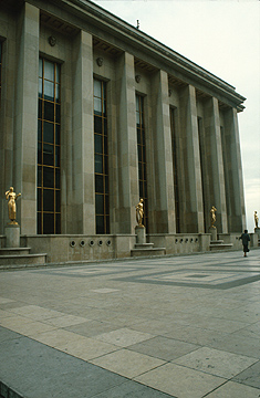 Palais de Chaillot: front detail and statues
