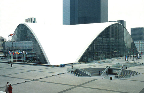 CNIT Building and entrance to Metro