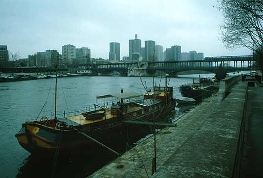 Pont de Bir Hakeim (Centre Beaugrenells in background)